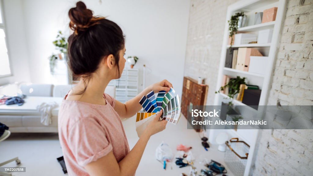 Het kiezen van de juiste kleur voor mijn muur - Royalty-free Huiselijk leven Stockfoto