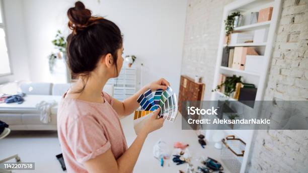Het Kiezen Van De Juiste Kleur Voor Mijn Muur Stockfoto en meer beelden van Huiselijk leven - Huiselijk leven, Huis interieur, Versieren