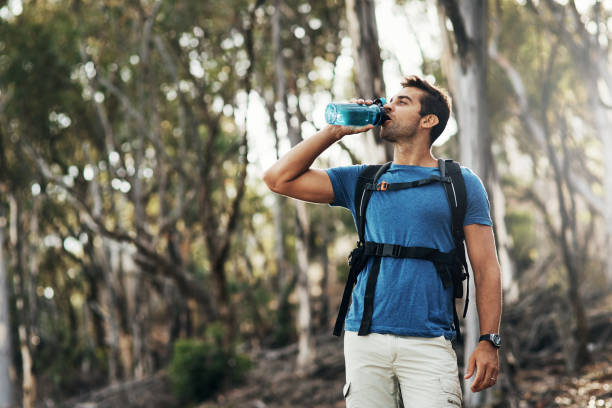 raffreddamento - drinking men water bottle foto e immagini stock