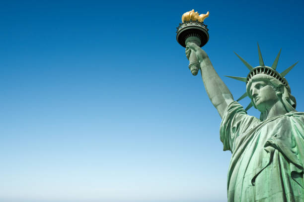 nahaufnahme der freiheitsstatue in new york, usa. blauer himmelshintergrund mit kopierraum - statue liberty statue of liberty new york city stock-fotos und bilder
