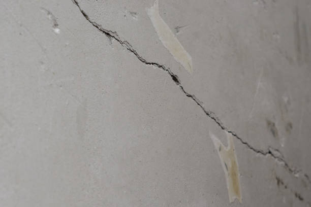 istock crack in the old concrete wall 1142220796