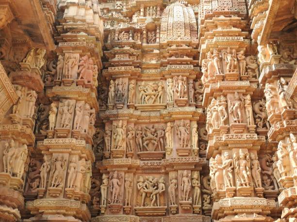 zachodnia grupa świątyń khajuraho, wpisanych na listę światowego dziedzictwa unesco, słynie z seksownych erotycznych rzeźb, indii, jasnego dnia. - khajuraho india sexual activity temple zdjęcia i obrazy z banku zdjęć