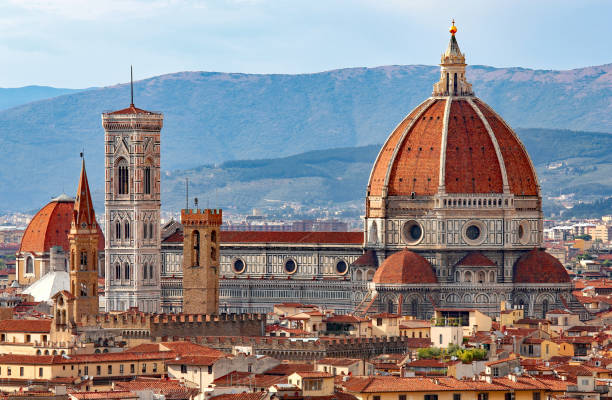 florence in italien mit der großen kuppel der kathedrale - florenz italien stock-fotos und bilder