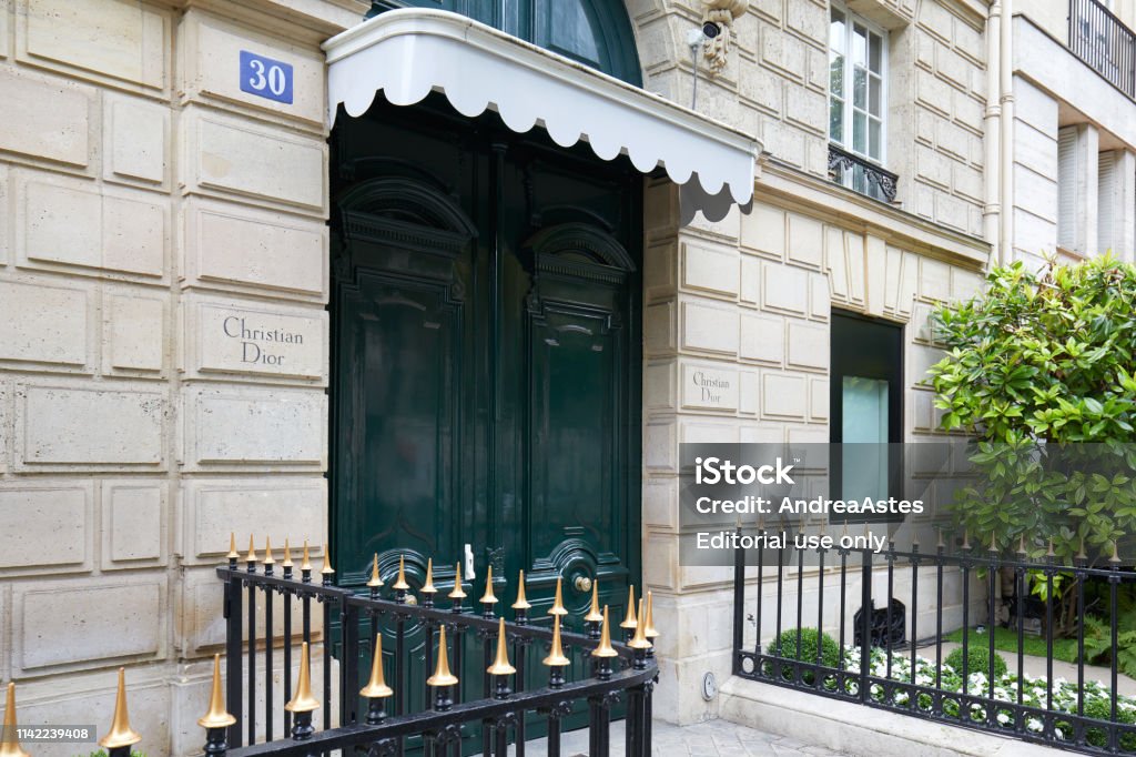 Foto de Edifício De Christian Dior Maison Na Avenida Montaigne 30 Em Paris  France e mais fotos de stock de Arcaico - iStock