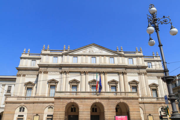 la scala opera con linterna en milán - milan italy stage theater opera house built structure fotografías e imágenes de stock