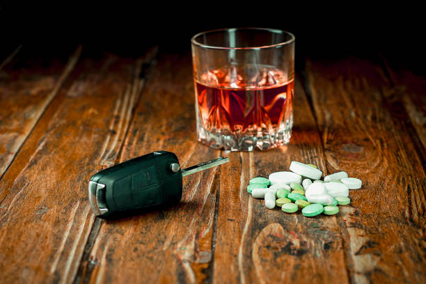clés de voiture, pilules et alcool - alcohol drug abuse alcoholism pill photos et images de collection