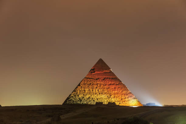 기자 피라미드-빛의 밤 전망 - sphinx night pyramid cairo 뉴스 사진 이미지