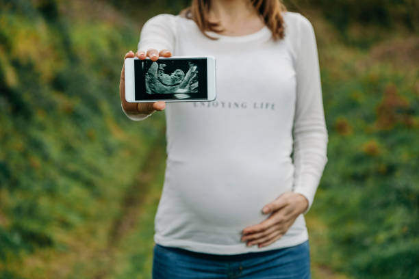 istock Pregnant showing ultrasound on the mobile 1142259074