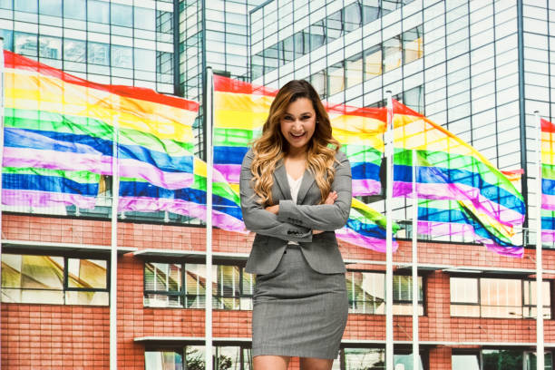 femme d’affaires soutient des questions lgbtq - homosexual gay pride business rainbow photos et images de collection