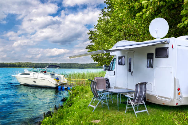 vacanze in estate al lago, germania - speedboat leisure activity relaxation recreational boat foto e immagini stock
