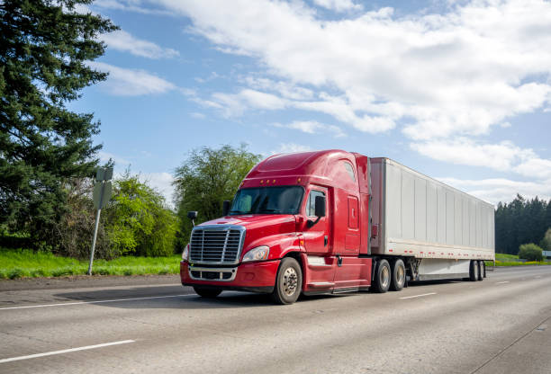 red big rig popularne maski półciężarówka transportująca ładunki handlowe w suchej przyczepy van ruchu na prostej szerokiej autostrady - semi truck vehicle trailer truck empty zdjęcia i obrazy z banku zdjęć