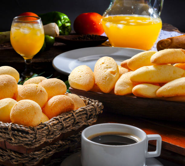 조식, 롤빵, 치즈, 오렌지 주스 - drink bread breakfast brown 뉴스 사진 이미지