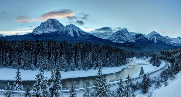 curva de morant no por do sol do inverno, parque nacional de banff, ab, canadá - bend sun river snow - fotografias e filmes do acervo