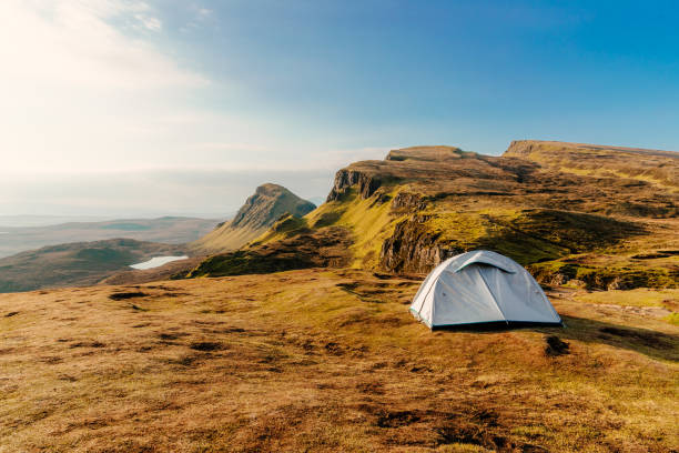 camping, wyspa skye, szkocja - quiraing needle zdjęcia i obrazy z banku zdjęć