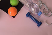 fitnesskonzept-mit-hanteln-und-wasserflaschen-trainingsidee.jpg?b=1&s=170x170&k=20&c=NC2abJpvHukGoCZdjtRr3wRux9CJErclBK2B3pADHsc=