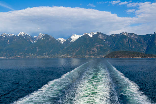 istock Ship Wake Coast Mountains 1142287495
