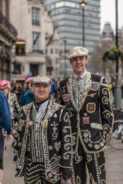 pearly kings of london posing for photo - pearly king imagens e fotografias de stock