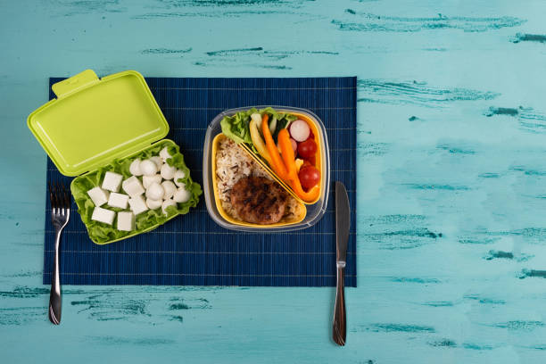 食欲をそそる食べ物と軽い木製のテーブルのランチボックス。スペースをコピーします。 - lunch box packed lunch school lunch lunch ストックフォトと画像