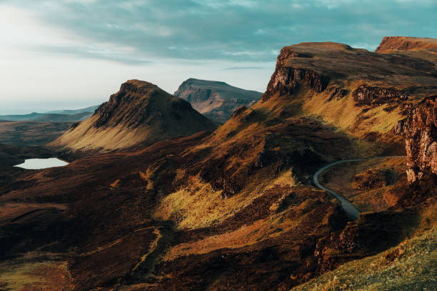 trotternish, isla de skye, escocia - rock pinnacle cliff mountain peak fotografías e imágenes de stock