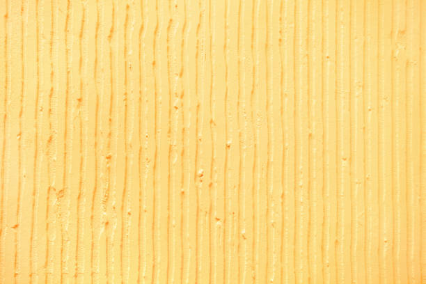 en primer plano de la pared con una decorativa de color amarillo de yeso líneas verticales y rayas - straited fotografías e imágenes de stock