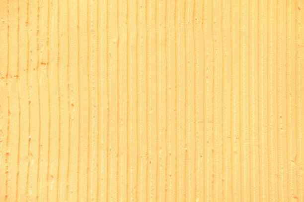 primo piano della parete con linee verticali decorative in gesso di colore giallo e strisce - straited foto e immagini stock