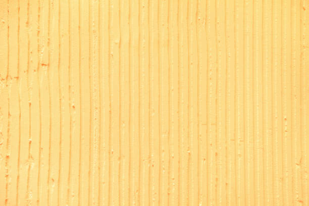 장식적인 노란 색깔의 석고 수직선 및 줄무늬가 있는 벽의 근접 촬영 - straited 뉴스 사진 이미지