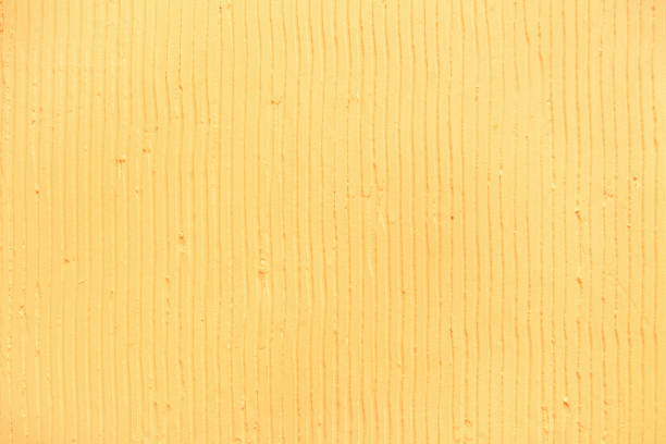en primer plano de la pared con una decorativa de color amarillo de yeso líneas verticales y rayas - straited fotografías e imágenes de stock