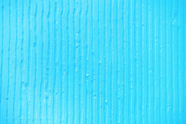 en primer plano de la pared con una decorativa de color azul de yeso líneas verticales y rayas - straited fotografías e imágenes de stock