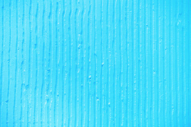 primo piano della parete con linee verticali decorative in gesso di colore blu - straited foto e immagini stock