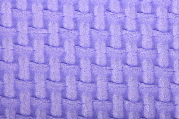 texture d’un tapis de gym en polyéthylène violet brillant. texture de tapis de yoga. - granite travel audio photos et images de collection