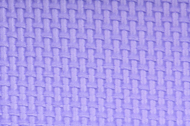 texture d’un tapis de gym en polyéthylène violet brillant. texture de tapis de yoga. - granite travel audio photos et images de collection