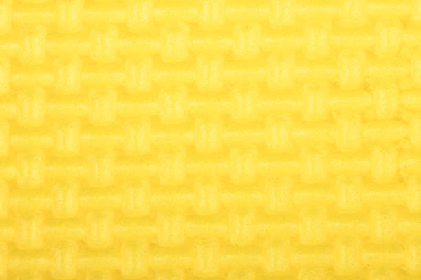 texture d’un tapis de gym de brillance jaune de polyéthylène. texture de tapis de yoga. - granite travel audio photos et images de collection