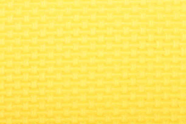 texture d’un tapis de gym de brillance jaune de polyéthylène. texture de tapis de yoga. - granite travel audio photos et images de collection