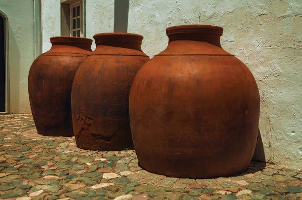 床の上の大きい陶器の�容器 - terra cotta pot ストックフォトと画像