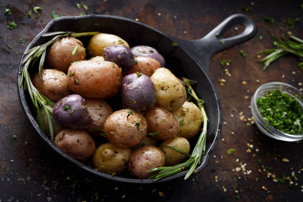 조리 된 작은 감자 - new potato raw potato freshness organic 뉴스 사진 이미지