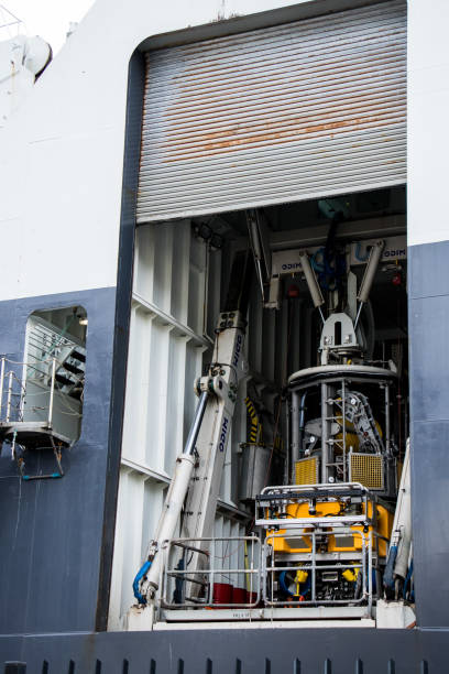 veículo operado remotamente ou rov estacionado em seu gancho a bordo de embarcação offshore - mergulho autónomo - fotografias e filmes do acervo