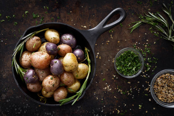 조리 된 작은 감자 - new potato raw potato freshness organic 뉴스 사진 이미지