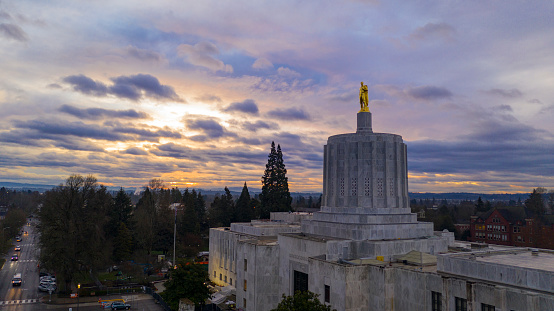 istock Morning Traffic Passes the Oregon Pioneer atop the Capital Building Salem 1142344981