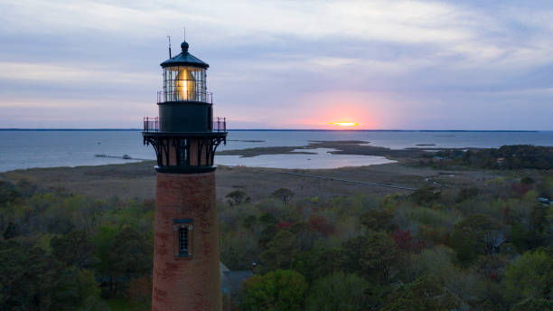 la última luz se desvanece sobre la bahía de toda la cabeza en la costa este en carolina del norte - fresnel fotografías e imágenes de stock