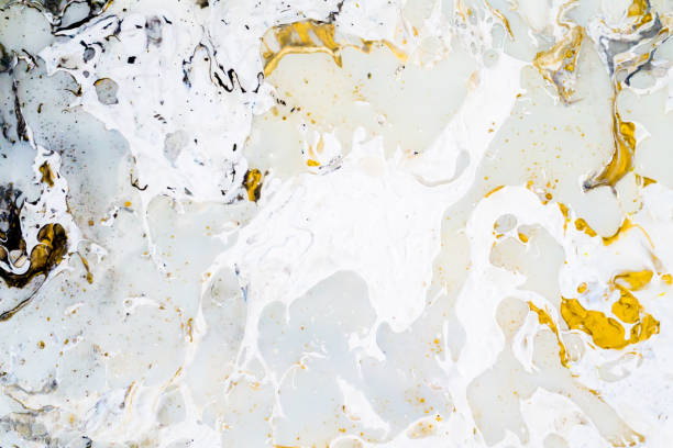 Bright marble background texture with gold, black, grey and white colors, using acrylic pouring medium art technique. Useful as a backdrop or background, or copy space. Beautiful abstract art with paint splatter. textura de fondo de mármol brillante con colores oro, negro, gris y blanco, utilizando acrílico técnica de arte medio de vertido. Útil como telón de fondo o en segundo plano, o copiar espacio. hermoso arte abstracto con salpicadura de pintura.