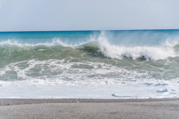 onde che lavano a terra e vulcanica spiaggia di sabbia nera e mar ionio blu in sicilia - 3119 foto e immagini stock