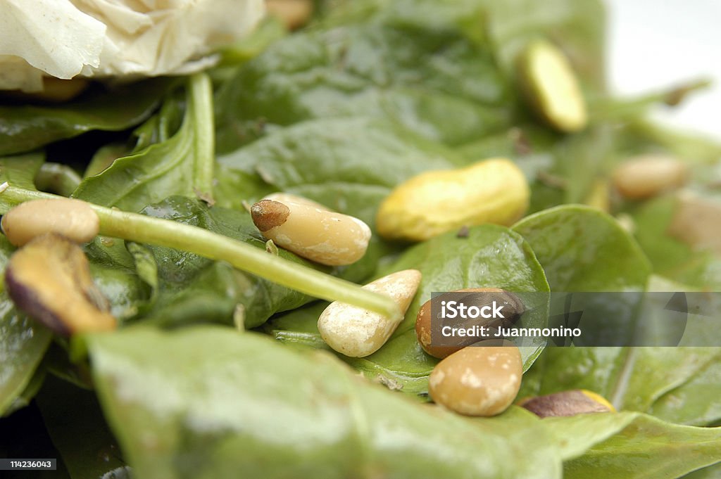 Salade de pignons de pin sur spinachs - Photo de Aliment libre de droits