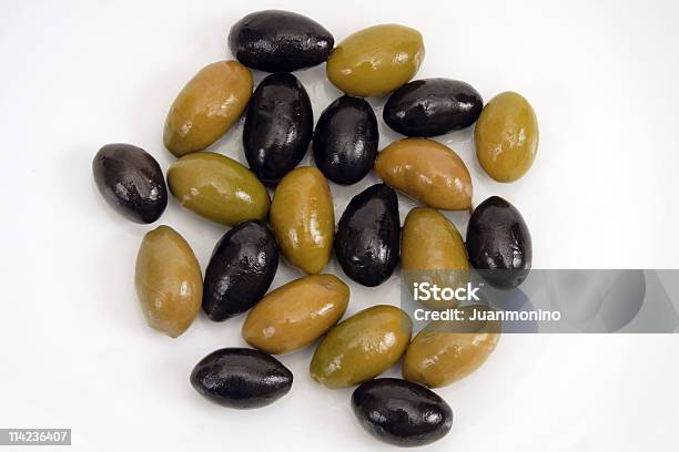 Negro Y Verde Aceitunas Desde Arriba Foto de stock y más banco de imágenes de Aceituna - Aceituna, Fondo blanco, Aceituna negra