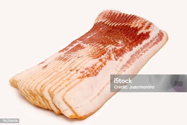 Fatias De Bacon Em Bruto - Fotografias de stock e mais imagens de Bacon - Bacon, Cru, Defumar