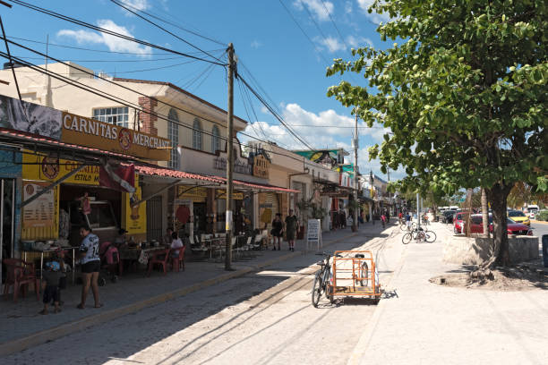 главная улица в тулум кинтана-роо мексика - mayan riviera стоковые фото и изображения