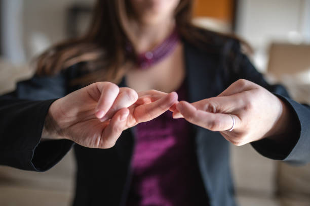 sensibilizzazione degli insegnanti per la disabilità dei non udenti - deaf american sign language hand sign human hand foto e immagini stock