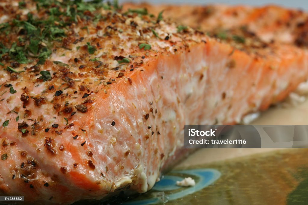 Salmón de la cena en una placa de Asia - Foto de stock de Al horno libre de derechos