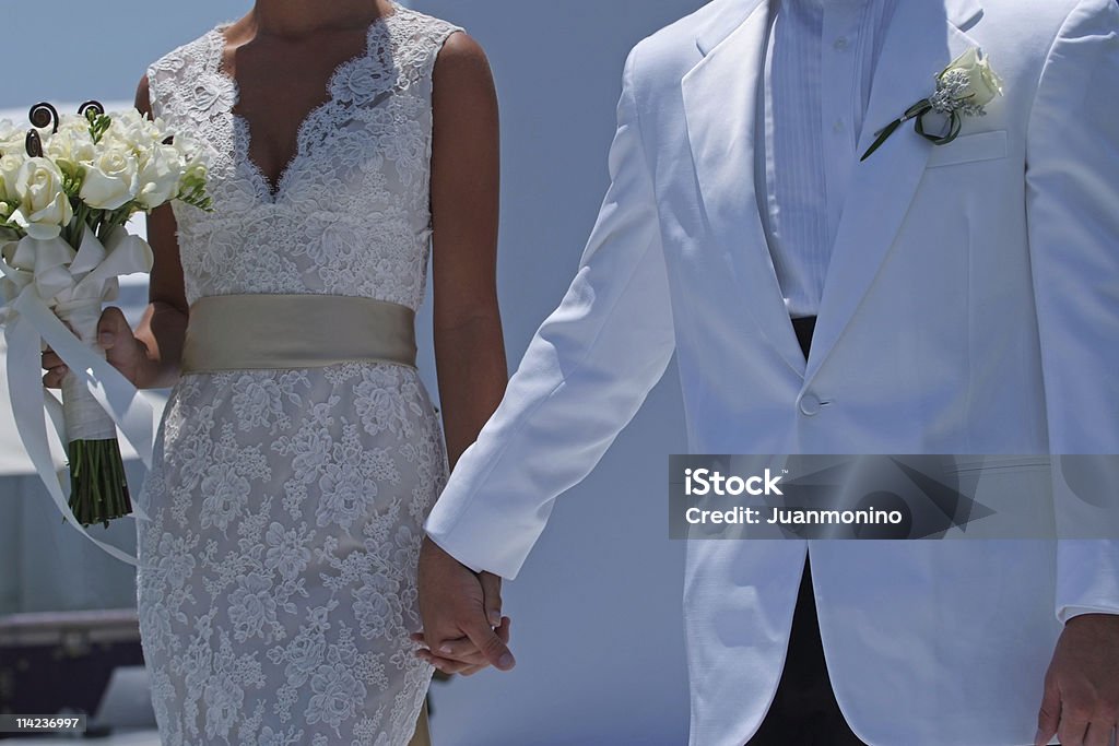 Le marié et la mariée dans une robe blanche fermer les mains - Photo de Adulte libre de droits