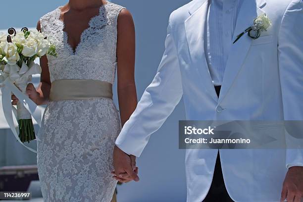 Noiva E Noivo Em Branco Vestidos De Fechar As Mãos - Fotografias de stock e mais imagens de Adulto - Adulto, Amor, Arranjo de flores