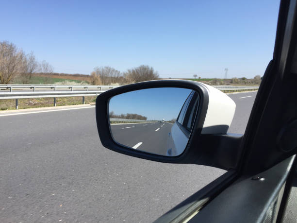 espelho de carro, espelho retrovisor com rodovia - 3107 - fotografias e filmes do acervo